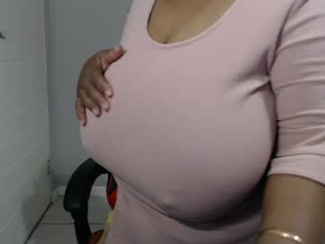 bigtitshornygir